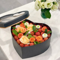 Hartvormige bloemengeschenkdoos met rozenboeketten, dubbelwandig uitgehold ontwerp, gouden opdruk, bronzen randen, transparant venster, fruit.