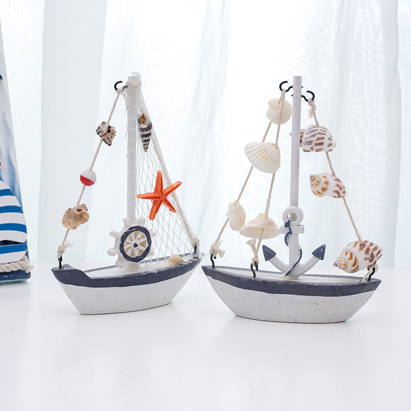 HOMSFOU Bateau À Voile Miniature en Bois Style Méditerranéen Mini Roue De Bateau Modèle De Voilier Vintage Plage Nautique Bateau De Pêche en Bois Fait Main pour La Maison Étagère De