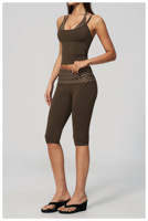 Ensemble deux pièces de fitness pour femme : débardeur athlétique à bretelles spaghetti, col halter, effet superposé et leggings capri à pois avec taille repliable