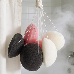 <span class=keywords><strong>Éponge</strong></span> faciale en <span class=keywords><strong>konjac</strong></span> bio avec logo personnalisé, charbon de bambou activé, gommage doux pour le visage, pour peaux grasses, sèches et sensibles, démaquillant - Product Image 1