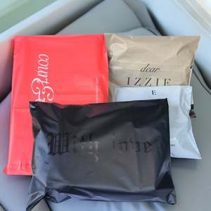 Sac d'expédition noir mat UV personnalisé, sac express rouge mat, polymailers colorés, emballage personnalisé, sac d'expédition coloré pour vêtements - Product Image 3