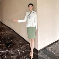 Ensemble jupe et blazer pour femme, blazer peplum ivoire, jupe crayon vert sauge à appliques florales, deux pièces en polyester, pour réception d'hôtel, bureau, sur mesure
