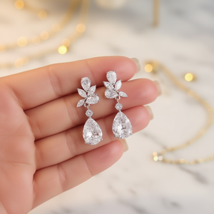 Orecchini Pendenti Classici con Fiore in Argento 925 Placcato Rodio, Perla Taglio a Pera con Montatura a Griffe, Gioielli da Sposa per Donna - Product Image 2