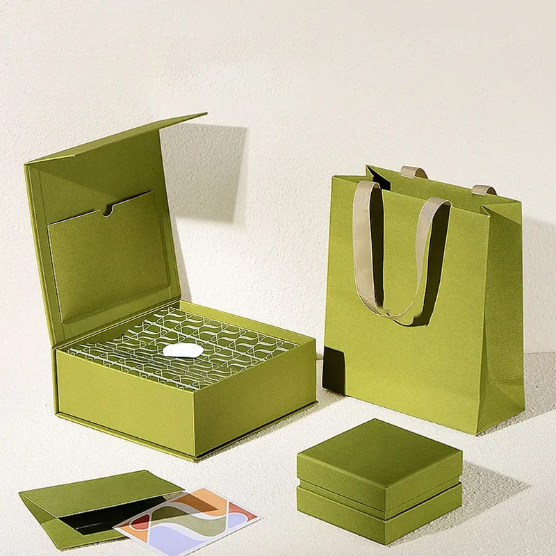 Carton de rangement brillant à impression verte de luxe avec logo personnalisé Boîtes magnétiques à couvercle rigide avec aimant cadeau pliable