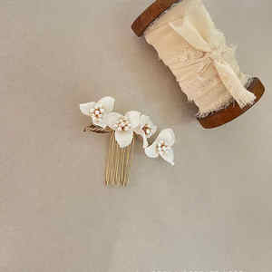 Свадебные серьги ручной работы с керамическими листьями и цветами и жемчугом - Product Image 5