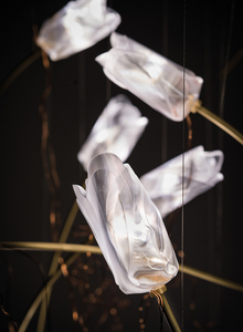 Lámpara de Araña Tulipán de Lujo, Estilo Artístico Moderno para Vestíbulo de Hotel, Lámpara LED de Acrílico y Latón de Diseño, Proyecto de Iluminación Personalizado - Product Image 4