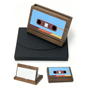 Porta Tarjetas <span class=keywords><strong>de</strong></span> Visita con Diseño <span class=keywords><strong>de</strong></span> Casete Retro, Soporte <span class=keywords><strong>de</strong></span> Escritorio Vintage <span class=keywords><strong>de</strong></span> Madera <span class=keywords><strong>de</strong></span> Nogal Natural para Amantes <span class=keywords><strong>de</strong></span> la Música y Coleccionistas - Product Image 1