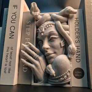 Statua di Medusa - Una statua di mostro femminile in stile gotico con testa simile a quella di Medusa, adatta per librerie e decorazioni per ufficio. - Product Image 2