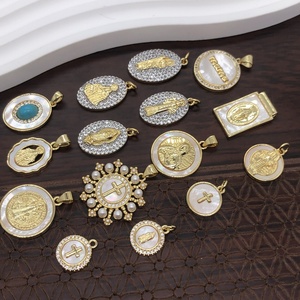 Collier pendentif rond plat en cuivre avec figurine religieuse en coquillage australien en or 18 carats, bijoux en coquillage naturel mélangés - Product Image 1