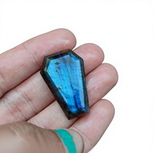 Pierres précieuses de labradorite naturelle de haute couture, entièrement éclatantes, sculptées en forme de cercueil, cabochons lisses et lâches, certifiées IGI HARI OM - Product Image 1