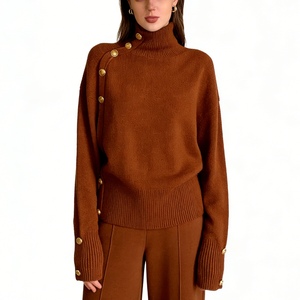 Pull en maille à col roulé pour femme - Détail boutons dorés, coupe ample, tendance - Product Image 5