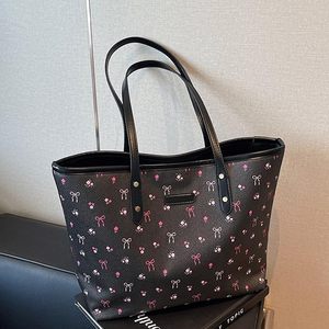 Bolso tote personalizado de piel sintética con estampado floral, ecológico, impermeable, con asa superior, tipo bandolera, con cremallera y diseño de cereza. - Product Image 4