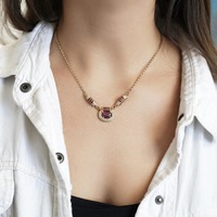 Collier multicolore de luxe léger avec pierre principale ovale en pierres précieuses colorées, diamants et chaîne dorée rectangulaire