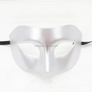 หน้ากากครึ่งหน้าสีแดงคลาสสิกสำหรับงานเลี้ยงฮาโลวีนและชุดคอสเพลย์ทำจากพลาสติกที่ทนทาน - Product Image 4