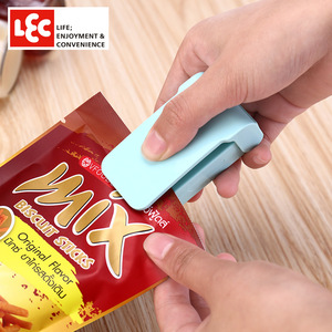 Sellador manual LEC Mini para bolsas de plástico, almacenamiento de alimentos, tamaño pequeño, funciona con pilas - Product Image 1