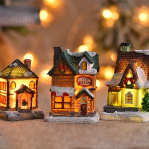 บ้านจิ๋วเรซิ่นพร้อมไฟ LED ของตกแต่งคริสต์มาสสำหรับตกแต่งห้องนั่งเล่นภายในบ้าน ขนาดสูงสุด 2.9 นิ้ว ผิวมันเงา - Product Image 2