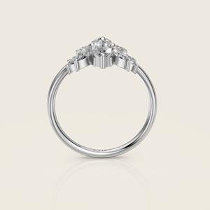 Bague de fiançailles et de déclaration de luxe pour femme, sertie d'un diamant en grappe de marquise étincelant, d'inspiration florale et radieuse - Product Image 3