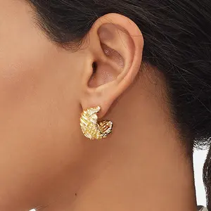 Pendientes de aro gruesos de acero inoxidable para mujer, textura Retro chapada en oro, Perla ancha en forma de C, joyería de declaración de moda principal, Bisutería - Product Image 2