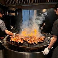 Grill à charbon de bois Yakitori rotatif rond en acier inoxydable pour fruits de mer et poisson, idéal pour restaurants japonais