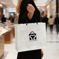 Solution d'emballage durable, sac en papier kraft blanc personnalisé avec poignées renforcées pour les vêtements et les magasins de détail