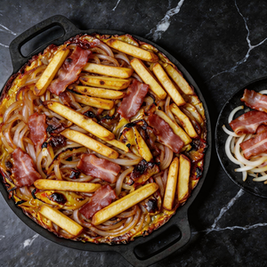Plaque de cuisson professionnelle en fonte de 34 cm, pré-culottée, à double poignée, pour barbecue et réchaud - Product Image 1