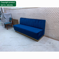 Mobilier de restaurant : Ensemble de banquettes en velours bleu avec table à manger en marbre et chaises en métal pour café et bistro