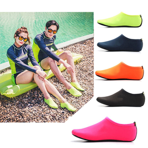 Chaussures <span class=keywords><strong>d</strong></span>'<span class=keywords><strong>eau</strong></span> légères pliables en néoprène avec semelle antidérapante pour la plage, la marche aquatique et la natation, impression couleur OEM - Product Image 4