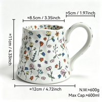 Tasse en céramique florale façonnée à la main, grande capacité 600 ml, forme ondulée irrégulière pour café, thé, eau
