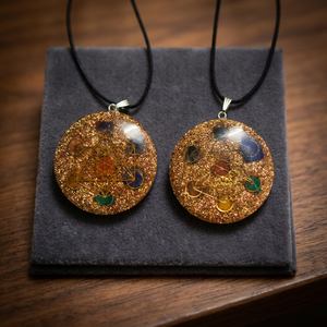 Pendentif énergétique artisanal en Orgonite de 30 mm avec pierres de chakra, gemmes, couche de cuivre et cristaux, idéal pour colliers et la pratique du Feng Shui - Product Image 2