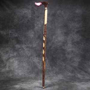 Bastón de madera artesanal con detalles de resina que ofrece funcionalidad y un atractivo estético - Product Image 1