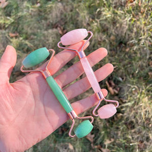 Rouleau de massage facial double face en quartz rose naturel et <span class=keywords><strong>aventurine</strong></span> verte, bâton de massage en jade pour le visage et les yeux – Vente en gros - Product Image 2