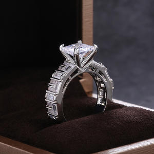 Anello di Fidanzamento F597 in Oro Bianco per Donna con Diamante Naturale Taglio a Pera e Pietre Laterali Baguette Colore D - Product Image 3