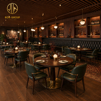 Ensemble de meubles de restaurant Ron Group Cafe : table ronde en bois, fauteuils en cuir, banquette rembourrée confortable à dossier haut