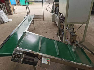 Convoyeur à grattoirs inclinés pour la production de substrat de champignons et la manutention des matériaux - Product Image 3