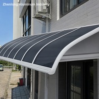 Toldo Manual de Aluminio para Jardín o Patio, Diseño Cantilever sin Postes en el Suelo, Techo Arqueado, Estilo Moderno, PVC para la Entrada Principal