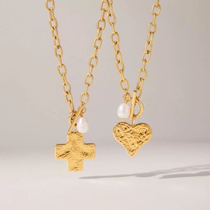 Nouveau collier tendance en acier inoxydable plaqué or 18 carats PVD, imperméable, texture martelée, chaîne à maillons géométriques, pendentif en forme de cœur et de croix - Product Image 1