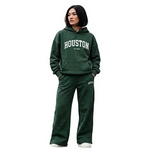 Ensemble de survêtement oversize vert foncé pour femme avec imprimé graphique HOUSTON, pantalon large et sweat à capuche, hiver, écoresponsable - Product Image 1