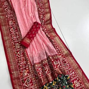 ส่าหรีผ้าไหมลายปาโตลาสีชมพูหรูหราพร้อมมารูนพัลลูและลวดลายแบบดั้งเดิม georgette Saree สำหรับงานแต่งงานและงานปาร์ตี้ - Product Image 2