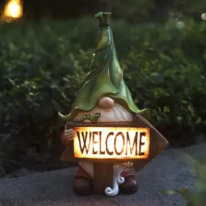 Lampu Dekoratif Taman Patung Gnome Resin Luar Ruangan Patung Kecil Tanda Selamat Datang Lampu LED Surya