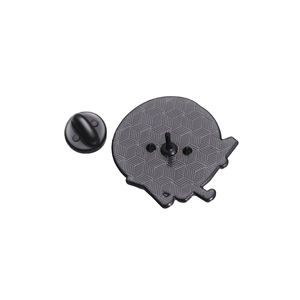 漫画の男がエナメルブローチマークマジック101テキストバックパックバッジ服アクセサリー友達のためのギフトジュエリーを読んでいます - Product Image 2