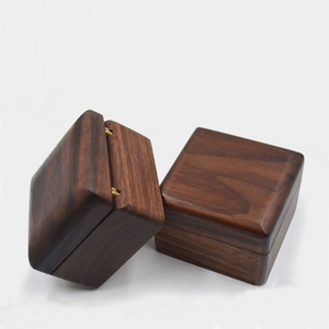 Caja de Almacenamiento de Anillos de Lujo con Cierre Magnético, de Madera de Nogal Cuadrada, Ecológica, con Logotipo Personalizado Grabado, para Joyería de Boda - Product Image 1