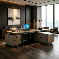 Bureau de direction moderne en forme de L avec double rangement, tiroirs et plateau en bois veiné arrondi