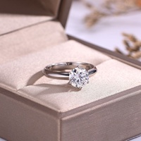 Best-seller S925 Silver Moissanite Six-Prong Ring Confortable Wear Wide Band Live Streaming Offre Spéciale