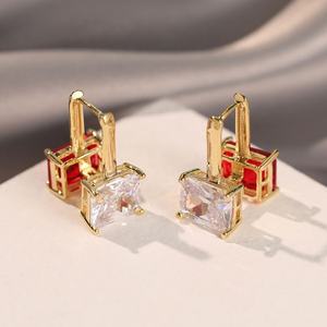 Boucles d'oreilles à clous pour femmes, style européen américain, luxe haut de gamme, tempérament polyvalent, avec zircon, pour les mondaines - Vente en gros - Product Image 1