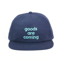 Hoge kwaliteit 5-panel ongestructureerde flat brim pet met aangepaste geborduurde logo, marineblauw