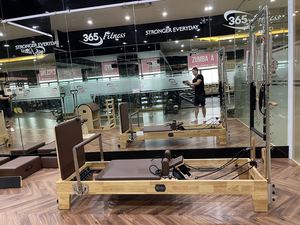 Pilates Cadillac reformer Combo Studio reformer với bàn tháp gỗ sồi hình thang - Product Image 3