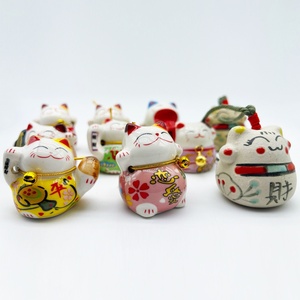 แมวกวักนำโชค เครื่องประดับเซรามิกขนาดเล็ก งานฝีมือสร้างสรรค์เชิงวัฒนธรรม ของขวัญชิ้นเล็กๆ สำหรับตกแต่งรถยนต์ โต๊ะทำงาน และบ้าน - Product Image 1