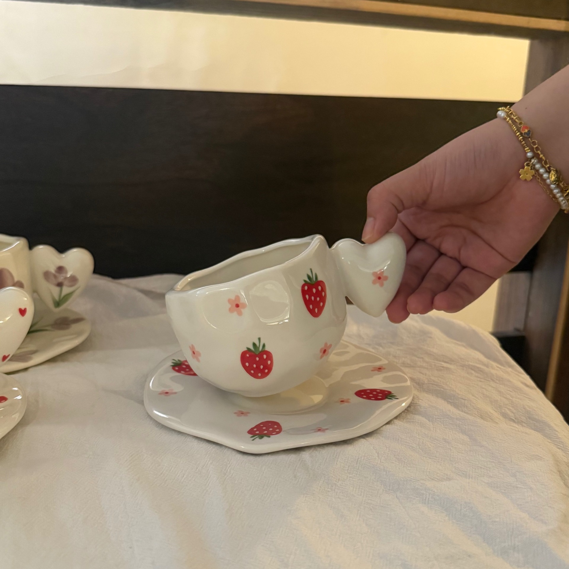 Taza flor de fresa 300ml con plato de 16cm.