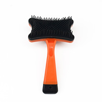La brosse de démêlage pour chat Kingtale élimine facilement les poils emmêlés et le sous-poil lâche