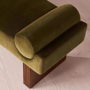 Banco nórdico minimalista de madera maciza con tapicería de terciopelo para entrada o dormitorio - Product Image 3